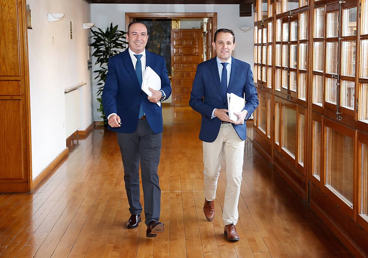 El presidente de la Diputación de Valladolid, Conrado Íscar, acompañado por el vicepresidente primero y diputado delegado del Área de Hacienda, Personal y Régimen Interno, Víctor Alonso