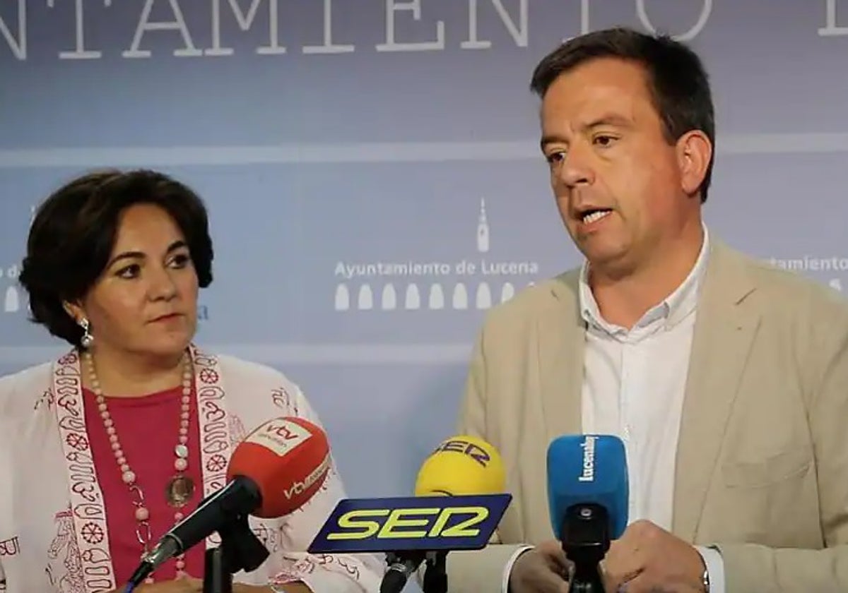 El alcalde de Lucena junto a la responsable de la empresa de aguas