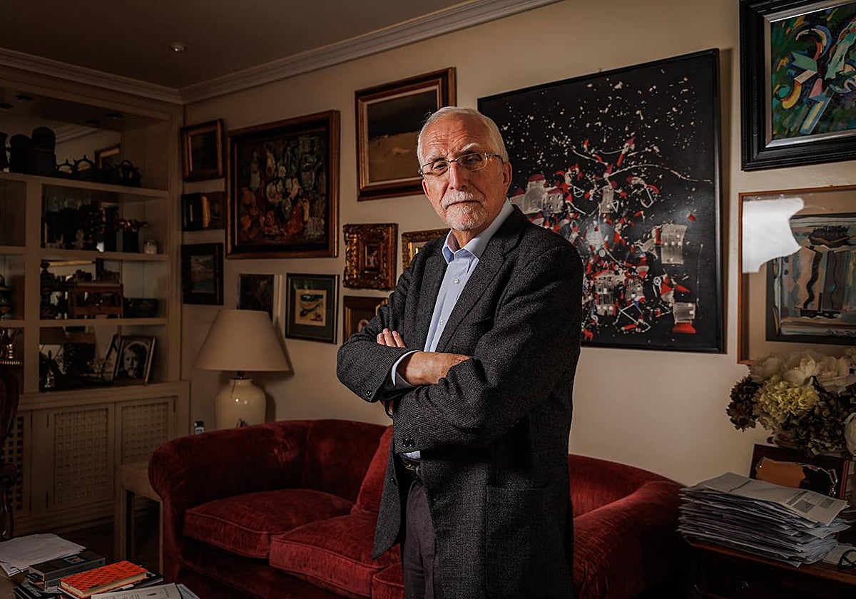 Luis Mateo Diez, en una fotografía de archivo tomada en su casa