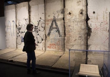 El Muro que dividió el mundo y separó familias, y que tiró abajo la presión social hace 34 años