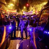 Siete detenidos y 30 policías nacionales heridos tras las protestas de este martes ante la sede del PSOE