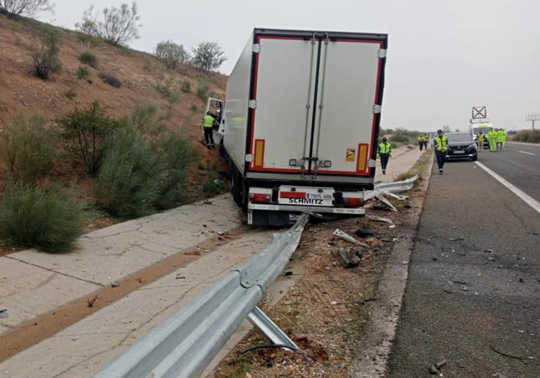 Imagen del camión implicado en el accidente en la R-2 cerca de Alovera (Guadalajara)