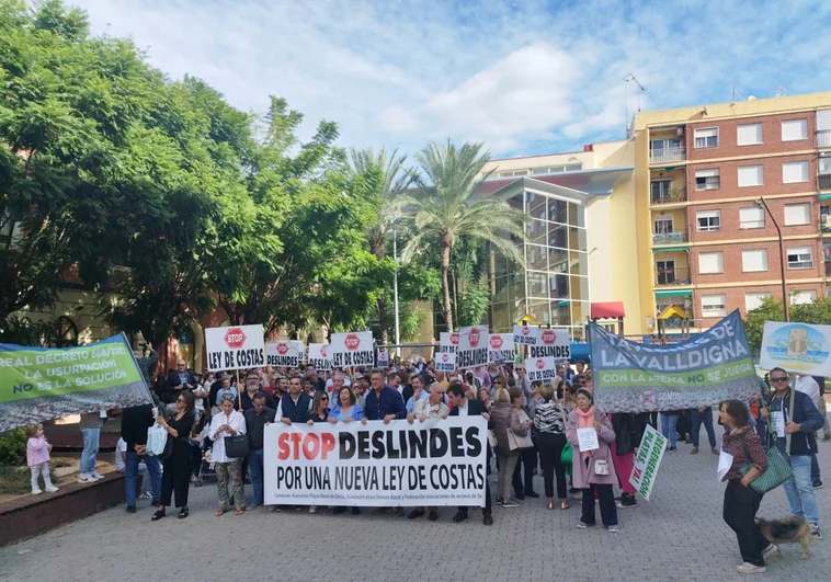 Afectados por las demarcaciones en la costa alicantina de Dénia, en una manifestación de protesta.