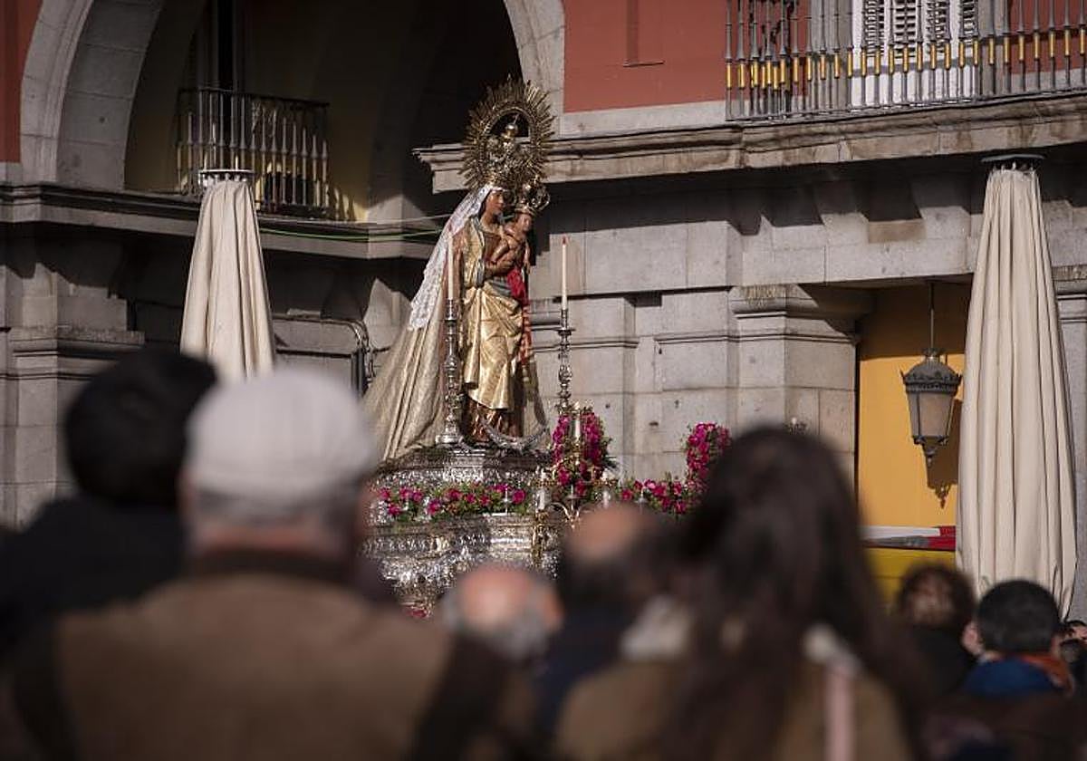 Imagen de archivo de la Virgen de la Almudena en la Plaza Mayor