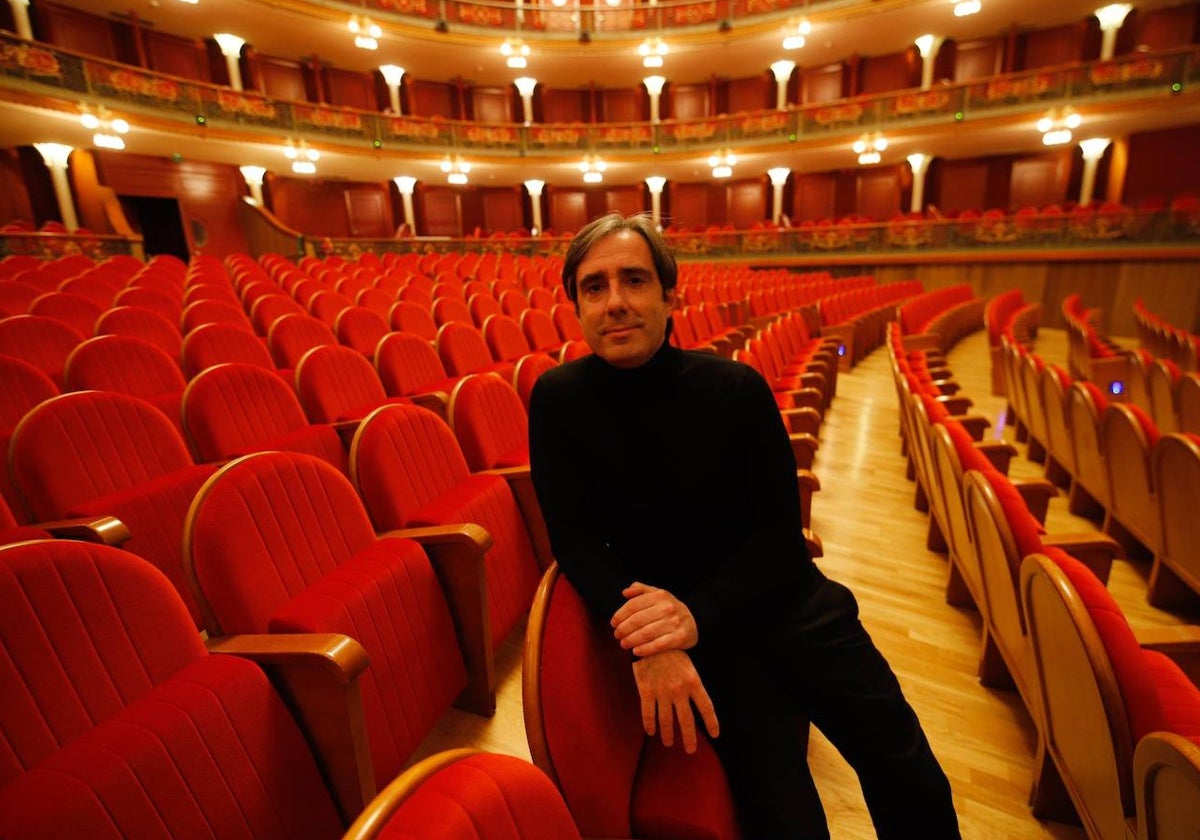 Carlos Domínguez-Nieto, en el patio de butacas del Gran Teatro de Córdoba