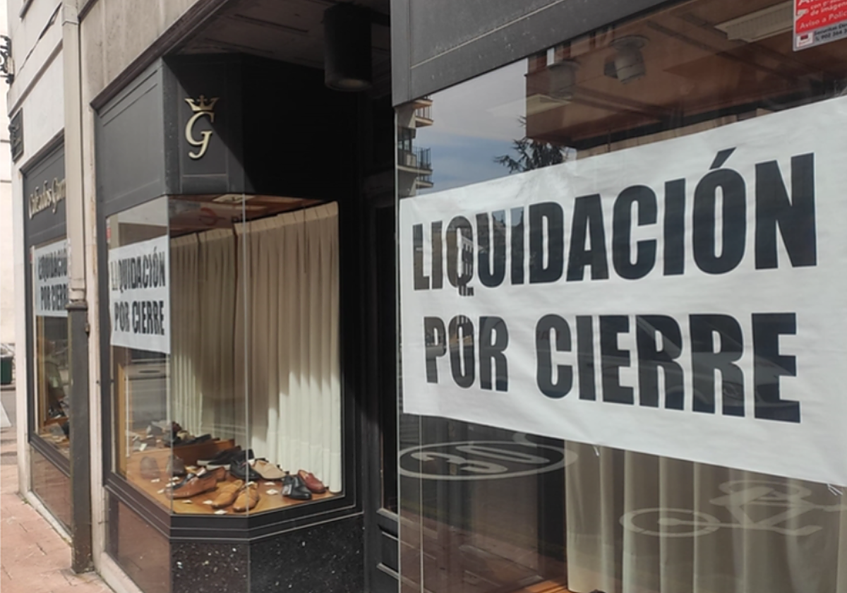 Comercio en 'liquidación por cierre' en foto de archivo, de Oviedo