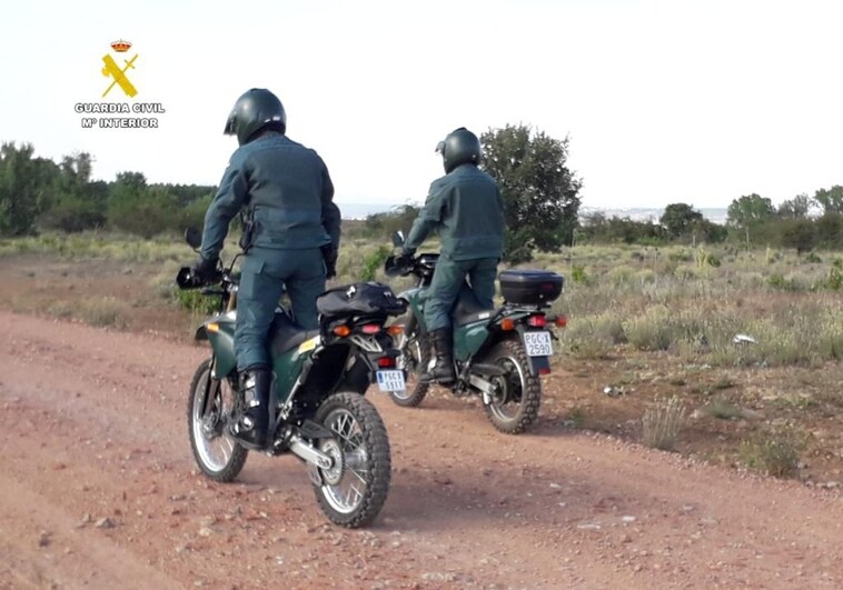 Dos agentes del Seprona en una imagen de archivo