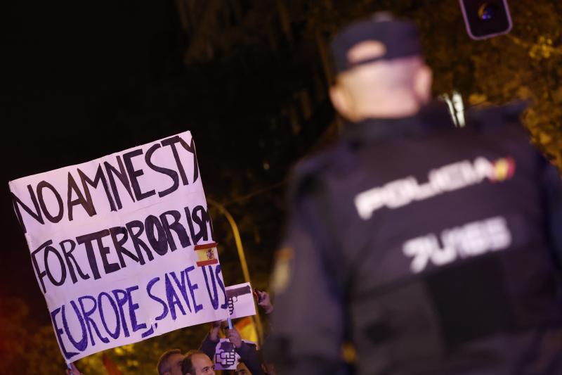 Pancartas durante una nueva manifestación convocada contra la amnistía este jueves, en la calle Ferraz