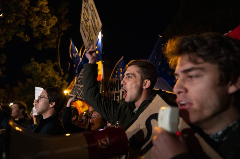 Varias personas durante una manifestación contra la amnistía frente al Parlamento Europeo, a 9 de noviembre de 2023, en Madrid