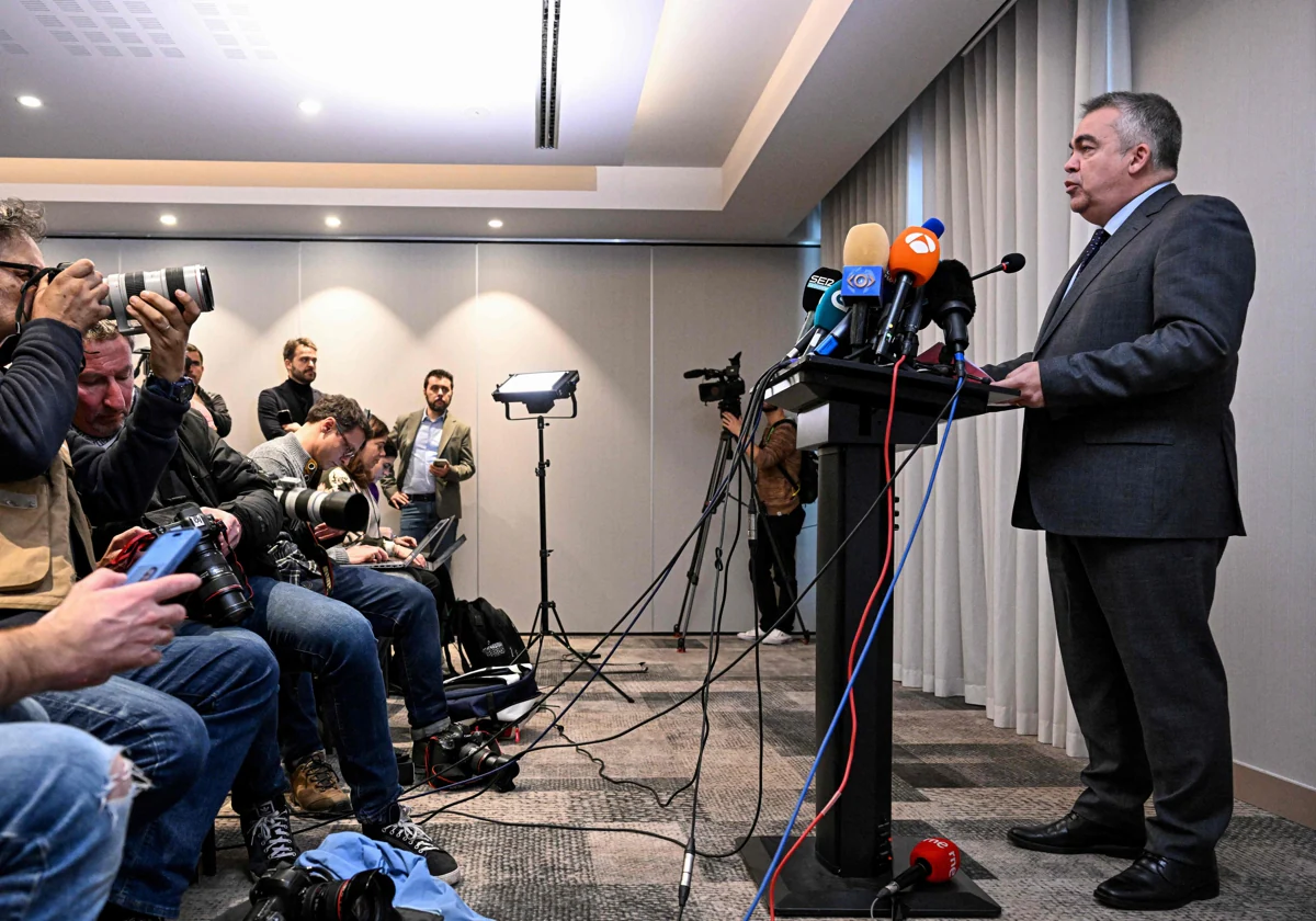 El número 3 del PSOE, Santos Cerdán, durante la rueda de prensa que ha ofrecido este jueves en un hotel de Bruselas para presentar el acuerdo con Junts