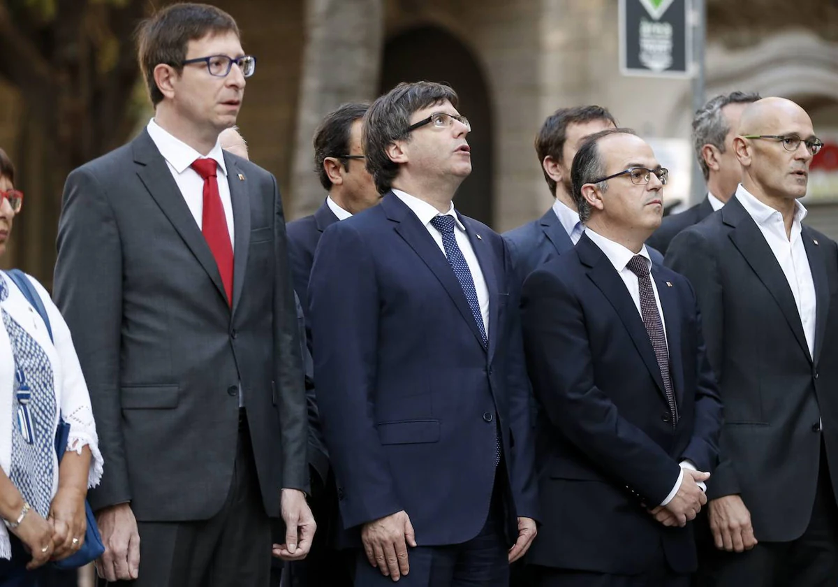 Puigdemont y otros líderes secesionistas ante el monumento a Casanova en la Diada de 2017