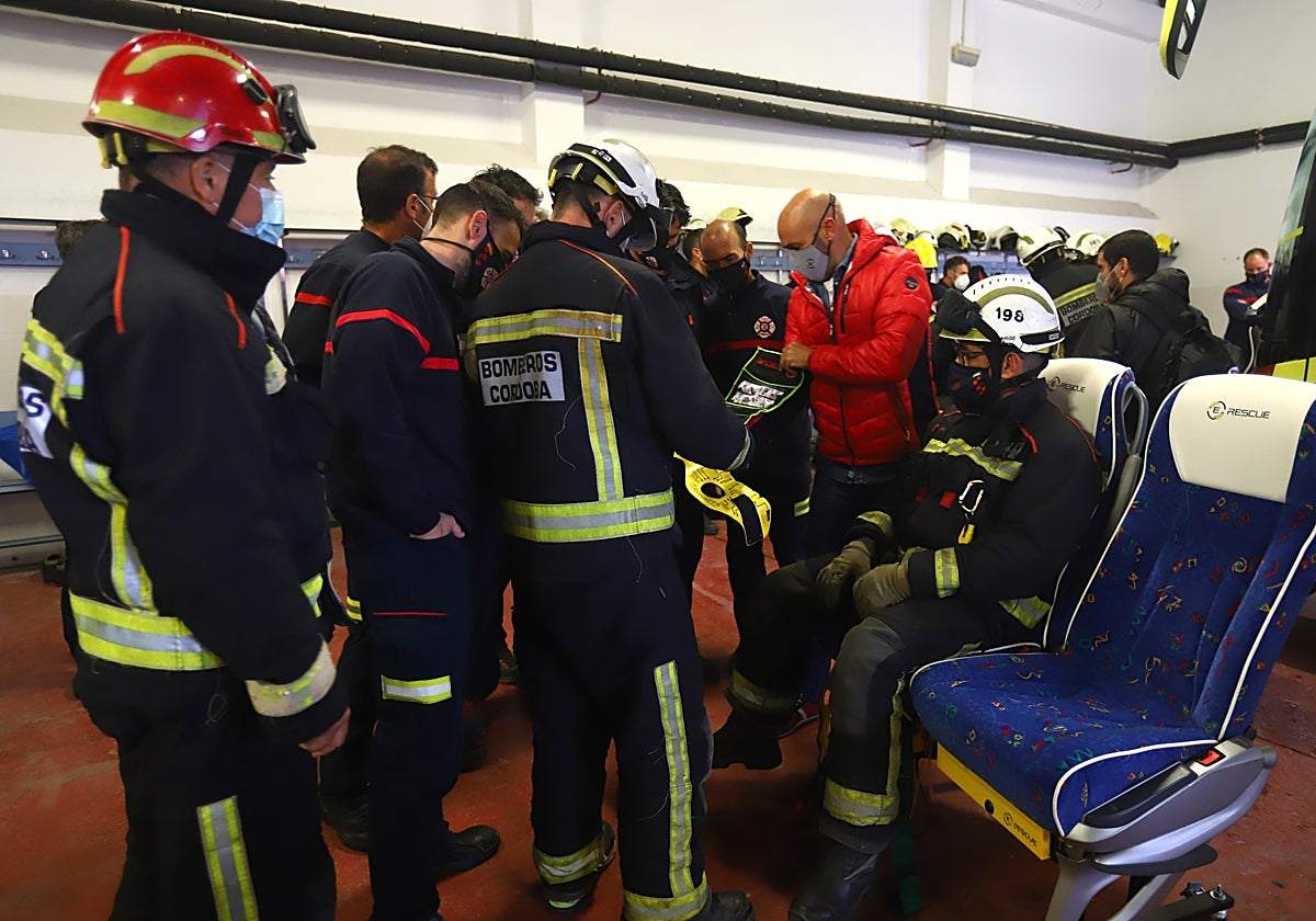 Bomberos del SEIS en una formación en el parque central de Córdoba
