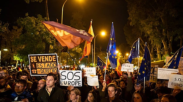 Protesta contra la amnistía frente a la sede del Parlamento Europeo en Madrid