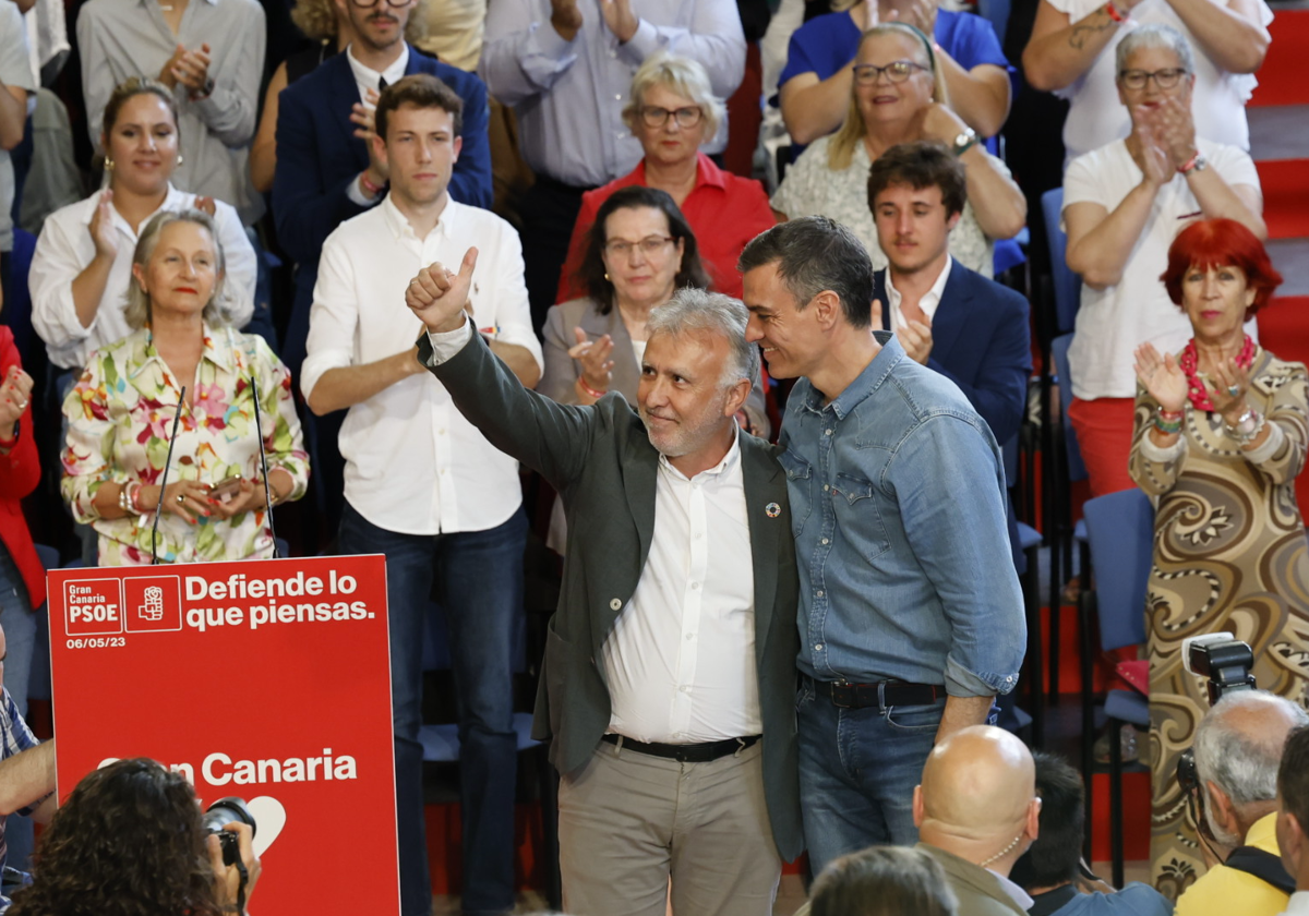 El secretario del PSOE de Canarias Ángel Víctor Torres y el presidente en funciones Pedro Sánchez en un acto de partido