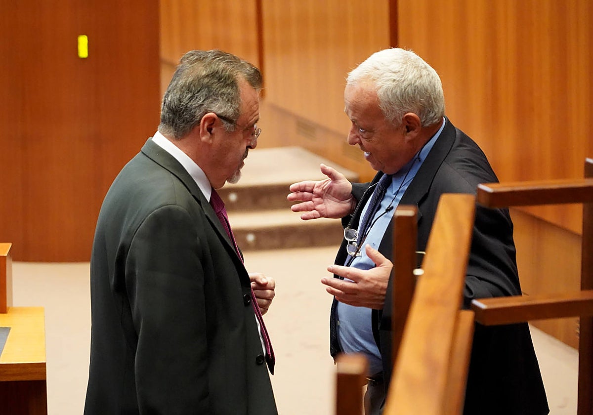 El consejero Gonzalo Santonja conversa con el socialista José Ignacio Martín Benito