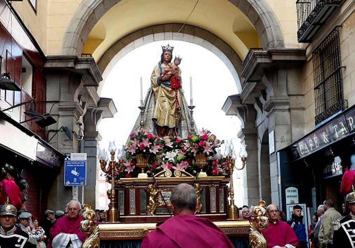 Imagen de la Virgen de la ALmudena en procesión