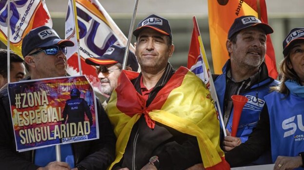 Agentes, durante la concentración contra el pacto PSOE-Junts en Barcelona