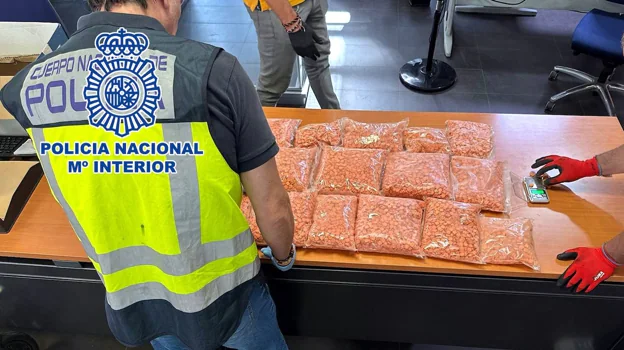 Imagen de las bolsas con pastillas de éxtasis interceptadas durante el operativo policial