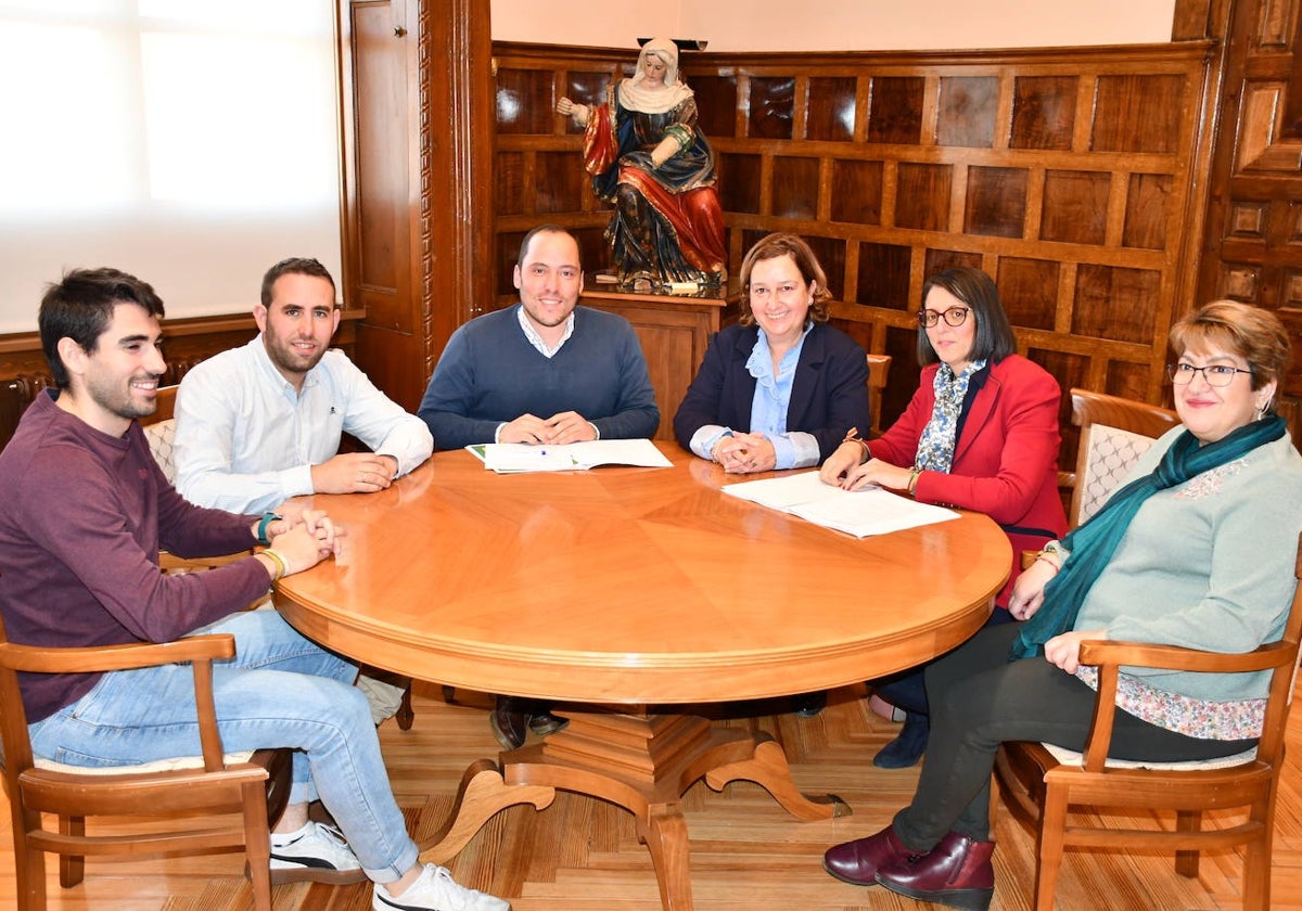 Conchi Cedillo junto al alcalde de Castillo de Bayuela, Gregorio García