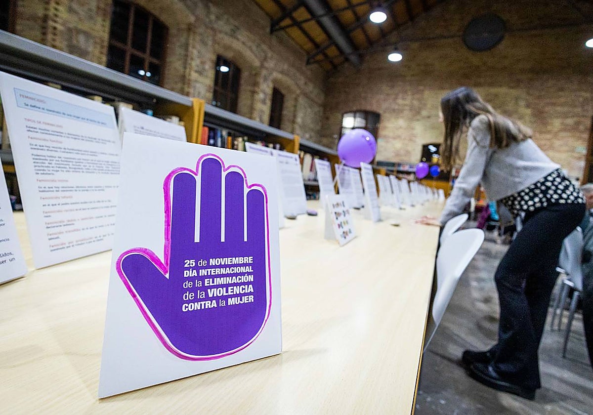 Imagen de la preparación del 25-N en las Bibliotecas Municipales de Valencia