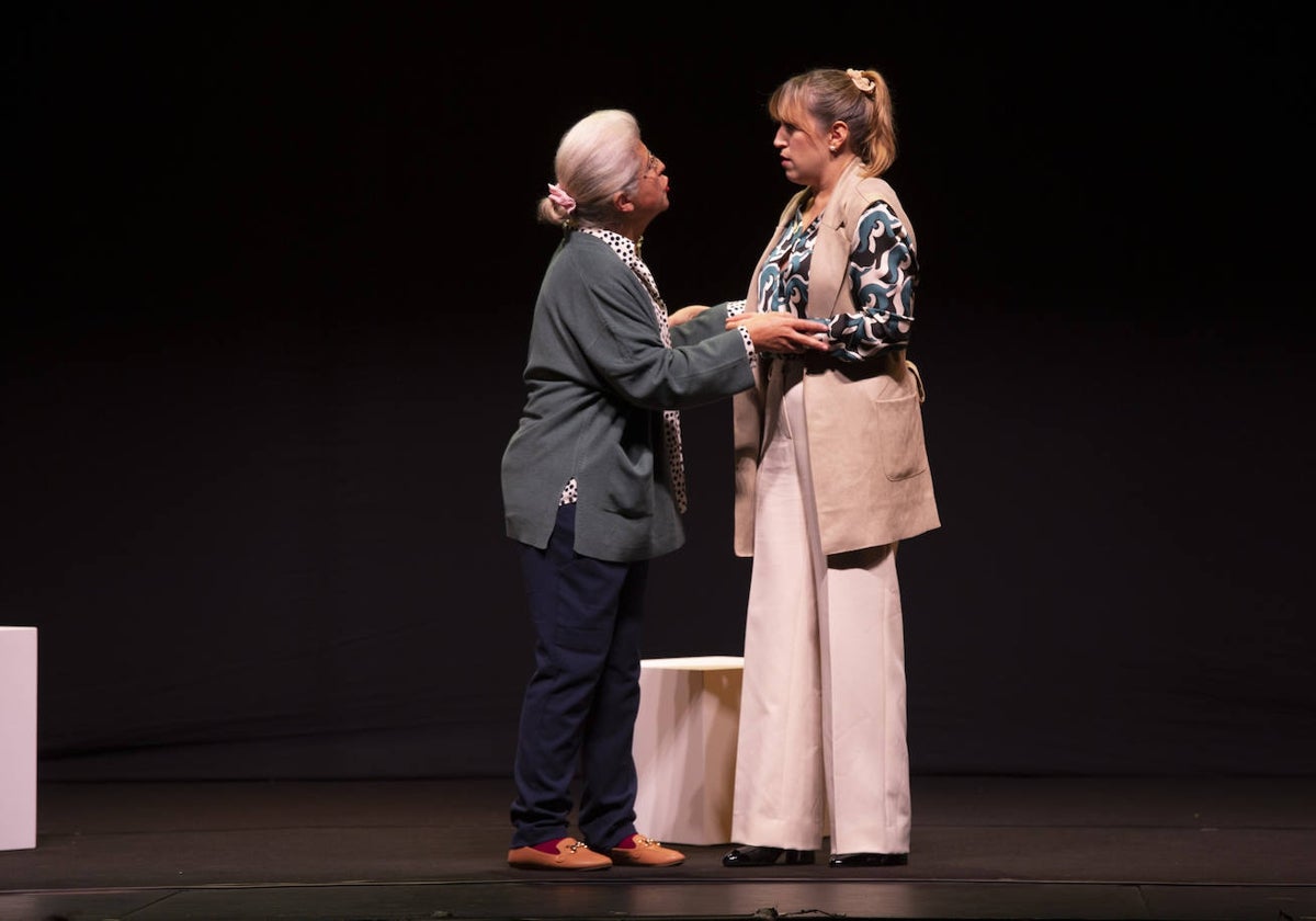 Imagen de las actrices Cristina Izquierdo y Sila Sicilia, de la obra teatral 'Las cosas fáciles'