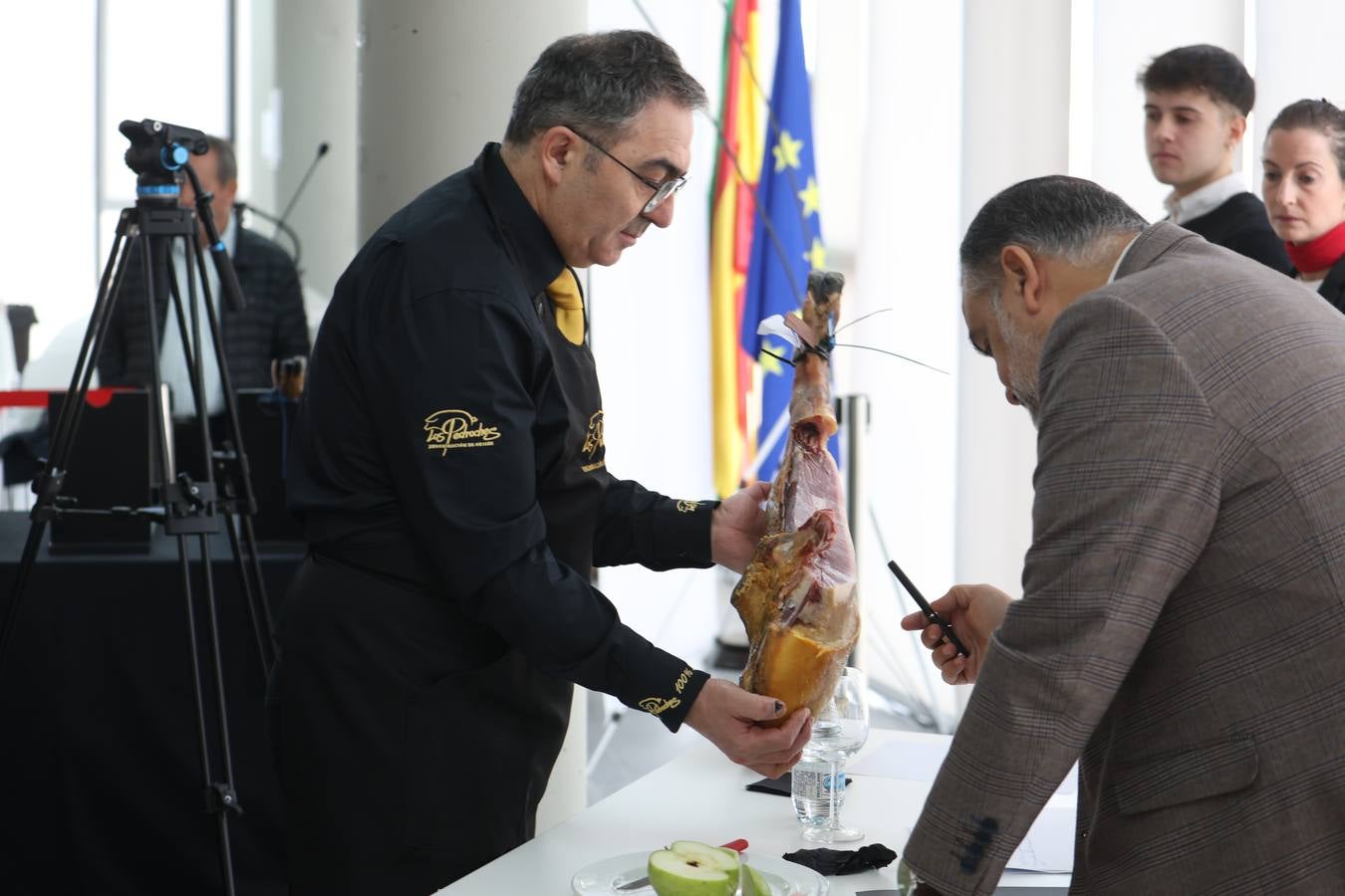 Fotos: cómo se elige al mejor jamón cien por cien ibérico del Valle de Los Pedroches