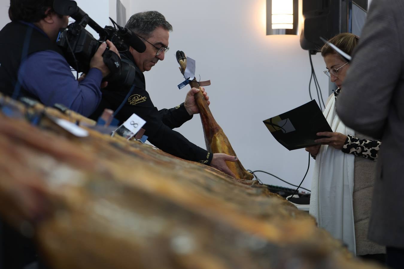 Fotos: cómo se elige al mejor jamón cien por cien ibérico del Valle de Los Pedroches