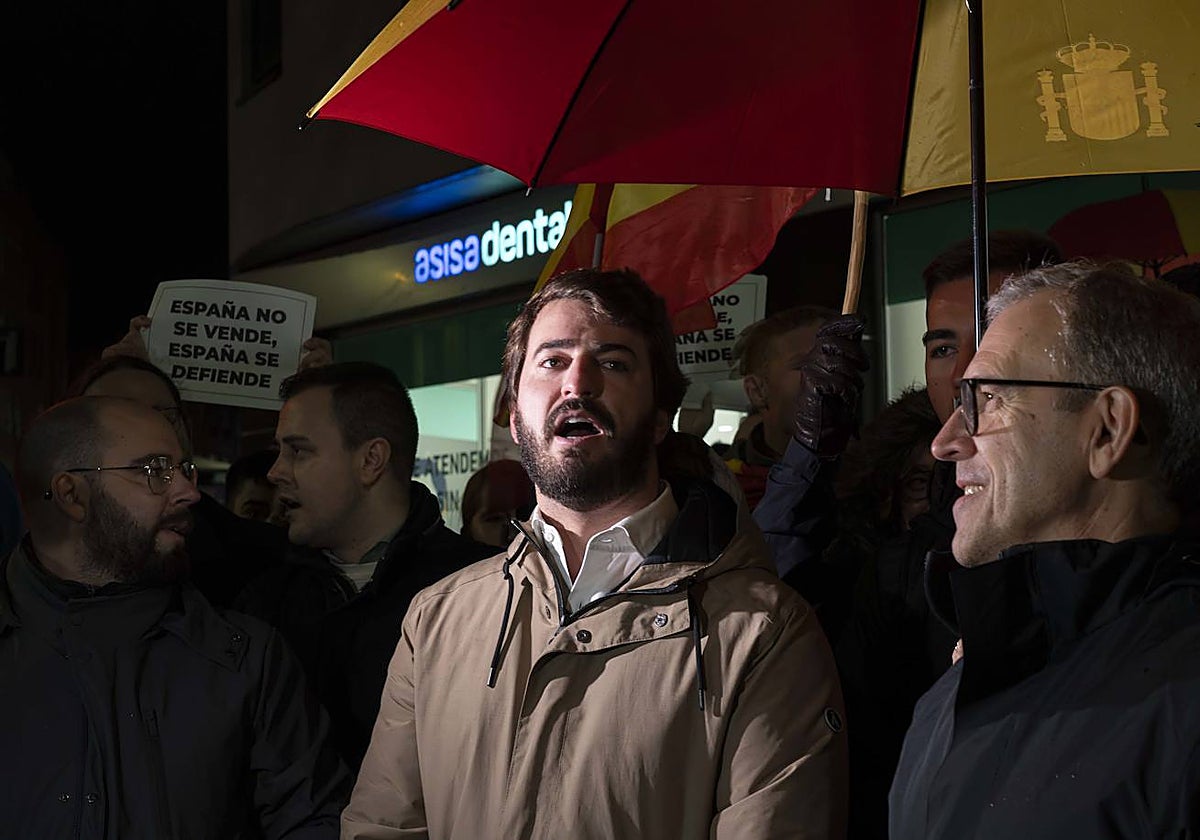 El vicepresidente de la Junta de Castilla y León, Juan García Gallardo, esta semana en una de las protestas ante la sede del PSOE de Valladolid