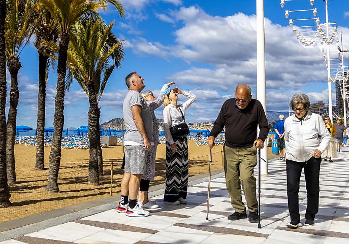 Turistas en una localidad costera