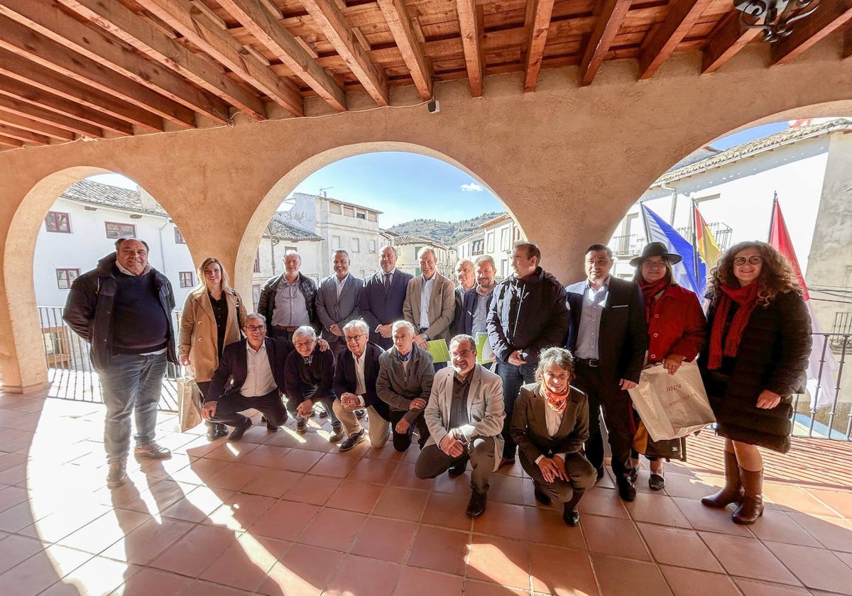 El consejero de Agricultura junto a responsables de la Federación de Asociaciones para el Desarrollo Territorial del Tajo-Tajuña