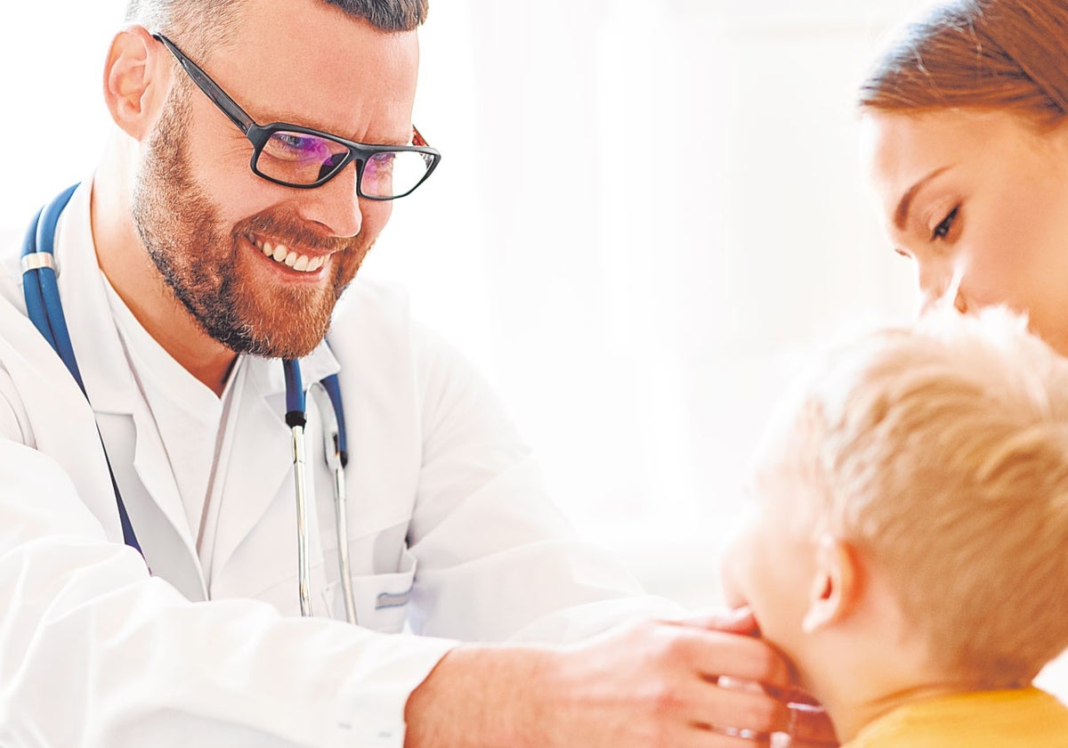 Un médico pasa consulta a un niño pequeño