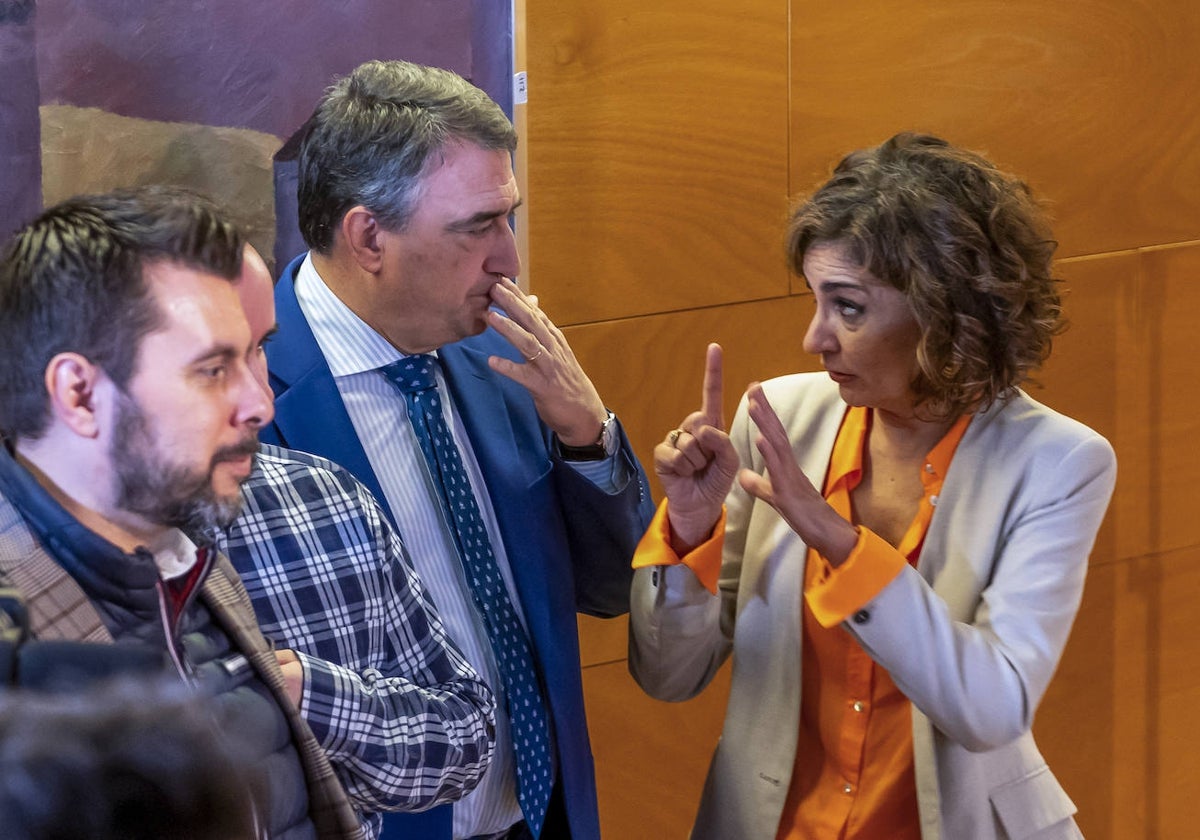 La ministra de Hacienda, María Jesús Montero, charla con el portavoz del PNV en el Congreso, Aitor Esteban, mientras Pedro Sánchez y Andoni Ortuzar firman el acuerdo de investidura