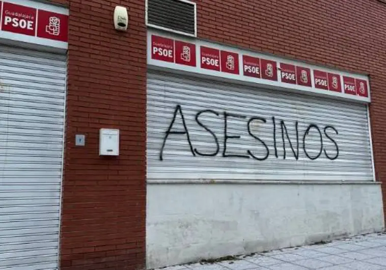 Graffitis aparecidos en la sede del PSOE en Guadalajara