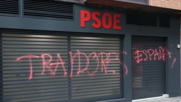 Ataques vandálicos a sedes del PSOE desde Bruselas a Guadalajara tras los acuerdos con Junts y el PNV: «Traidores»