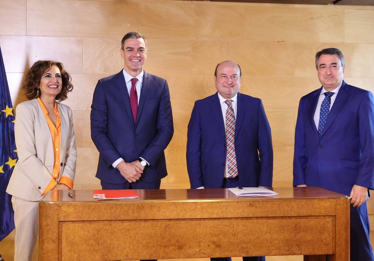 María Jesús Montero, Pedro Sánchez, Andoni Ortuzar y Aitor Esteban, este viernes, en la firma del acuerdo de investidura entre el PSOE y el PNV