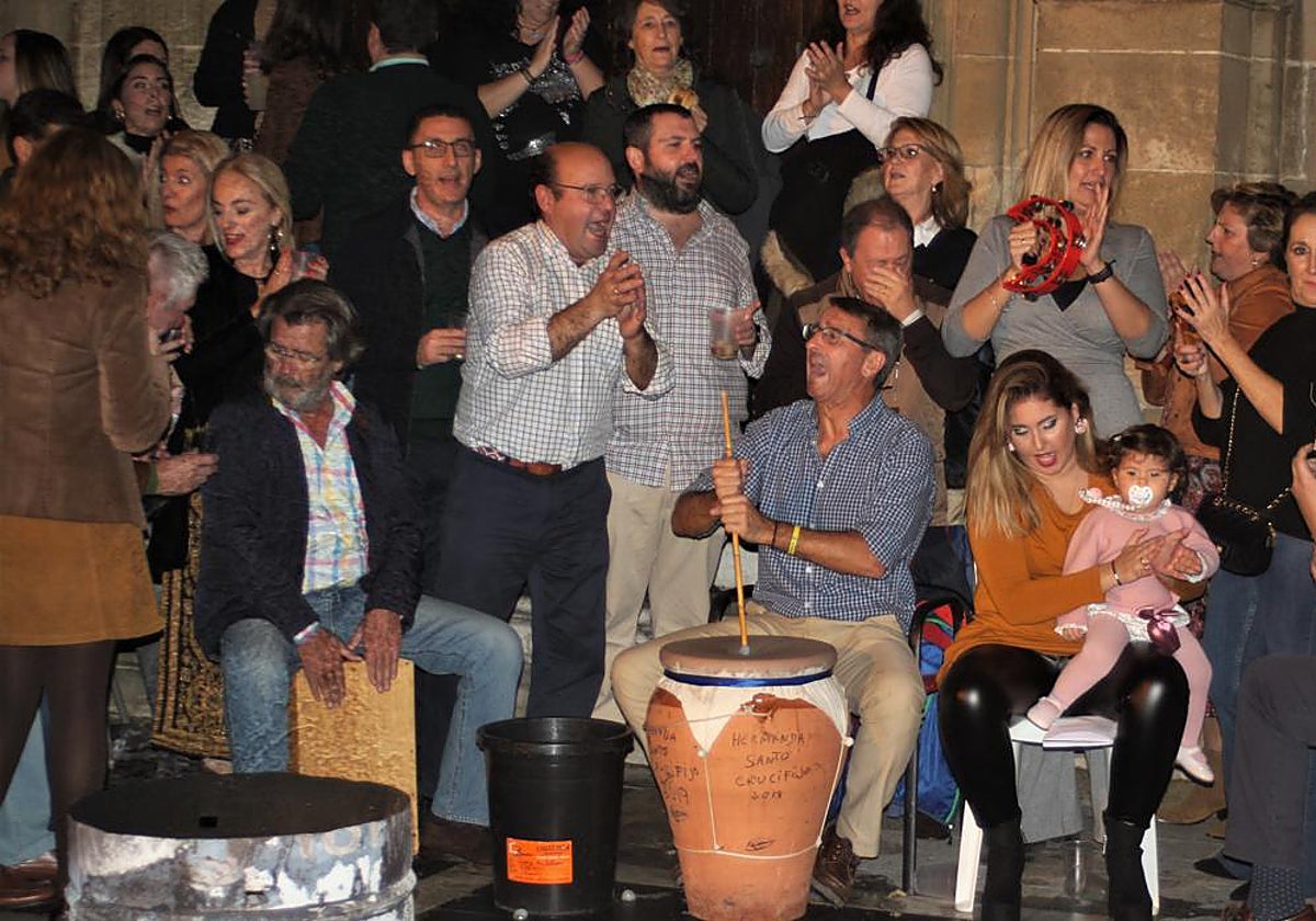 La gente canta en una zambomba reciente en Jerez de la Frontera
