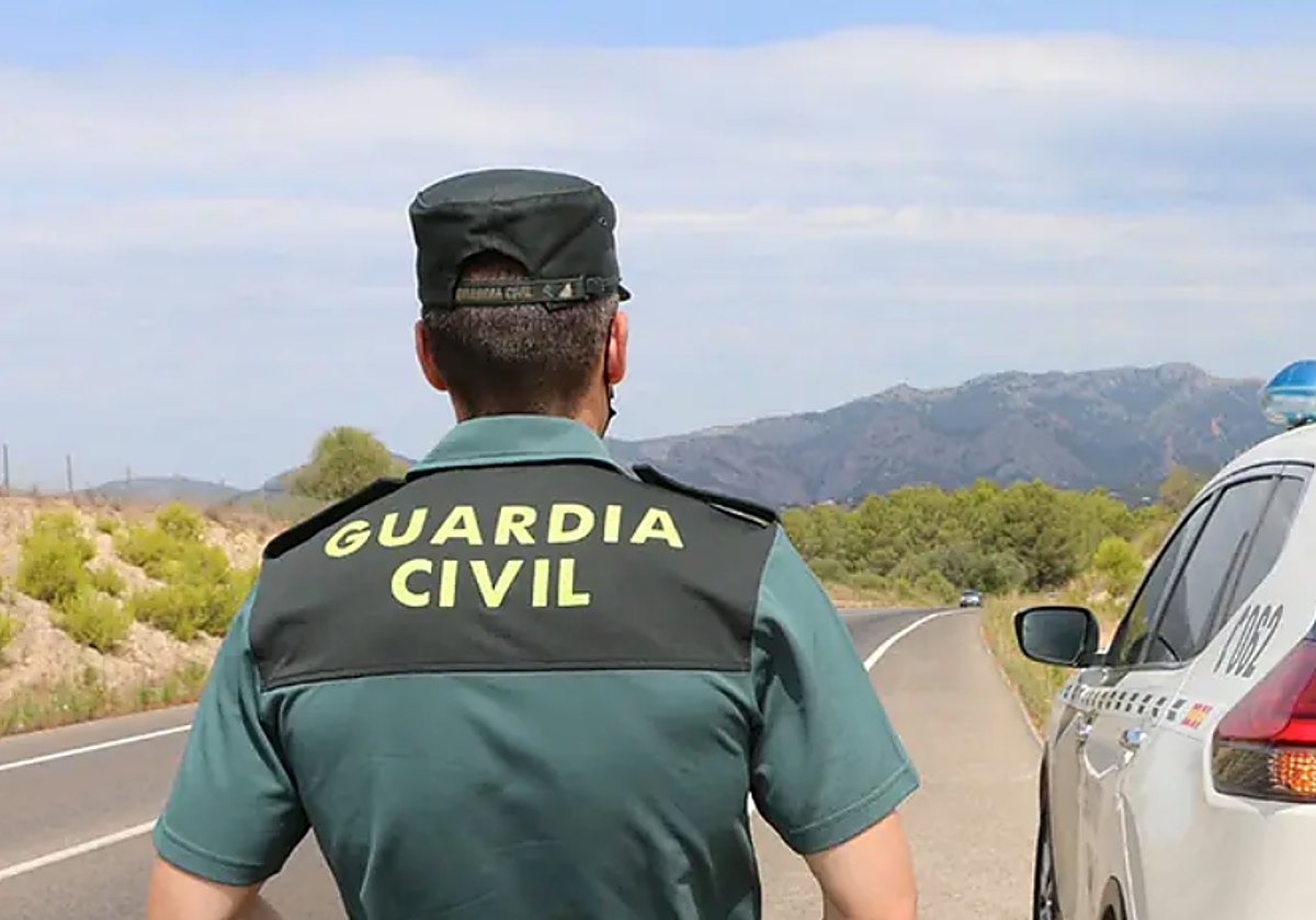Imagen de archivo de un miembro de la Guardia Civil en la carretera