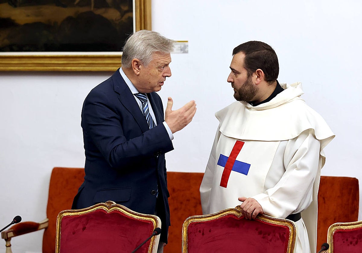 Juan José Primo Jurado conversa con el padre trinitario Manuel García, este sábado
