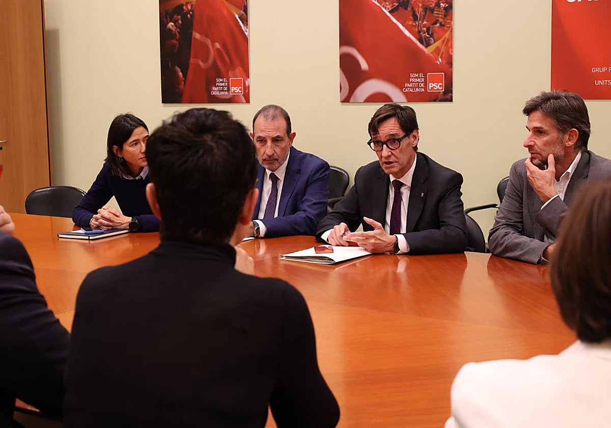 Salvador Illa, primer secretario del PSC, en una reunión del partido esta semana con varios alcaldes socialistas