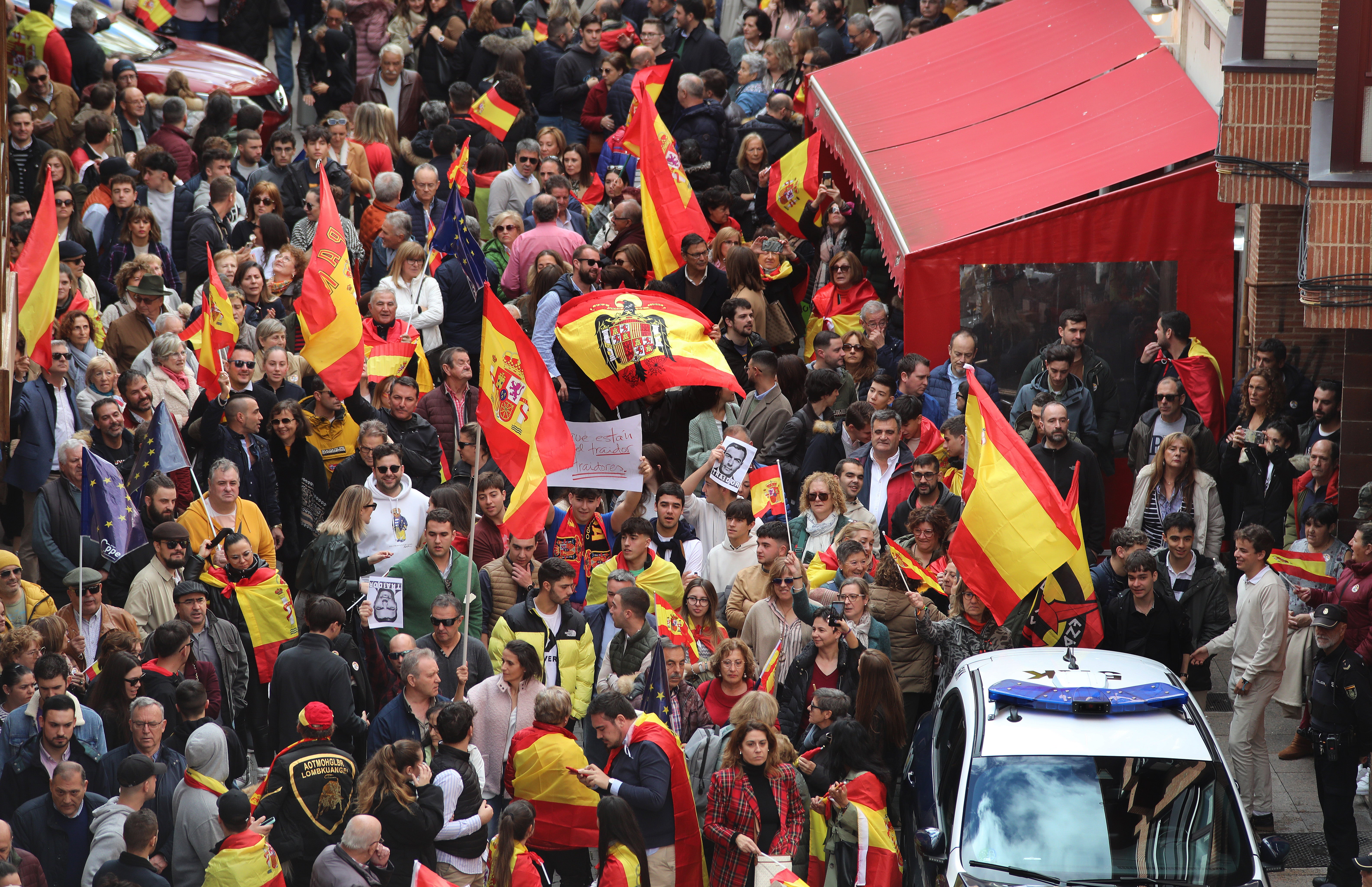 Protesta convocada por Vox a las puertas de la sede del PSOE de ICALalencia, que esta semana amanecía con pintadas