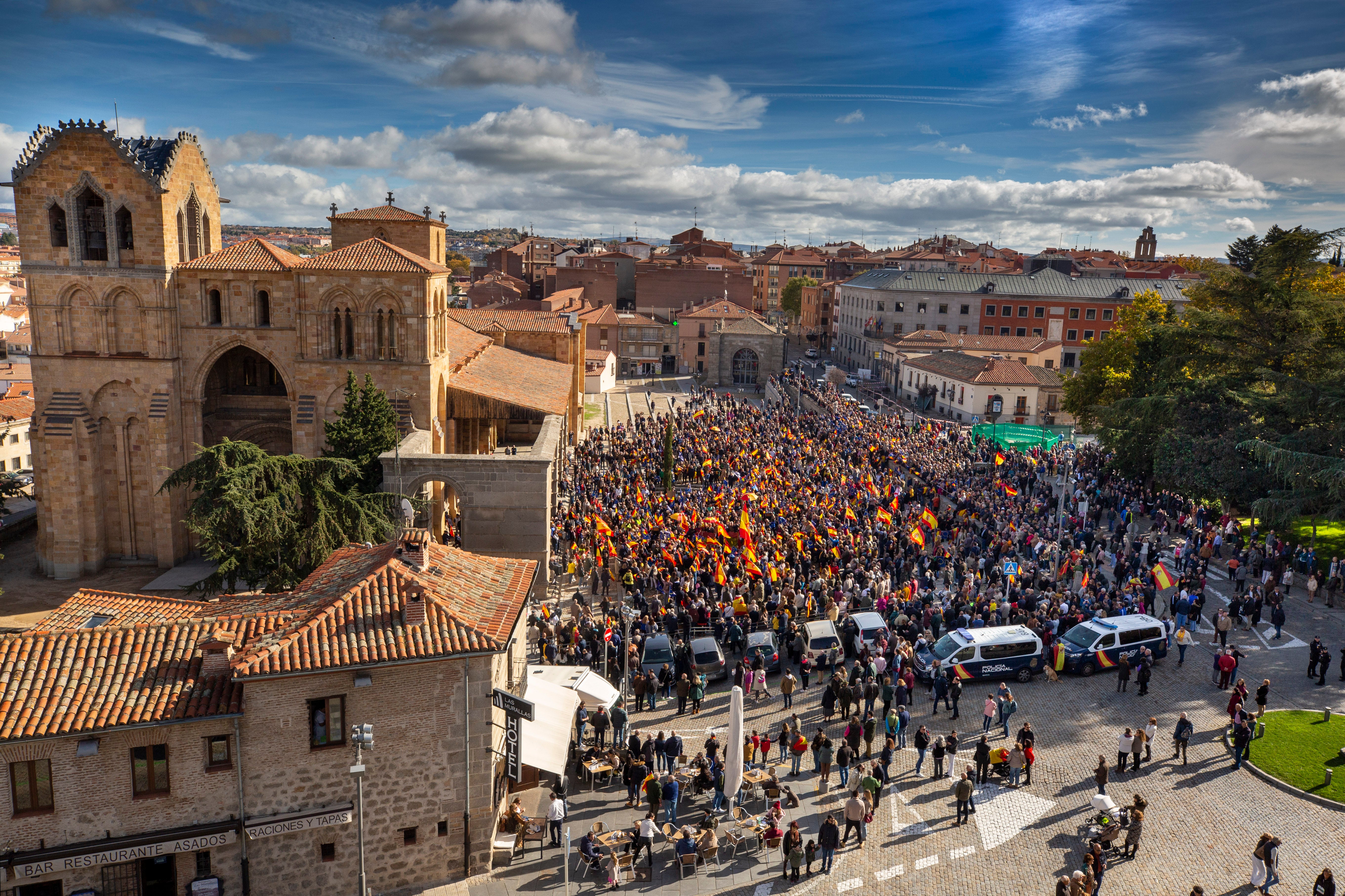 Cerca de 2.500 personas se ha concentrado en Ávila contra el acuerdo de PSOE y Junts para la investidura de Sánchez