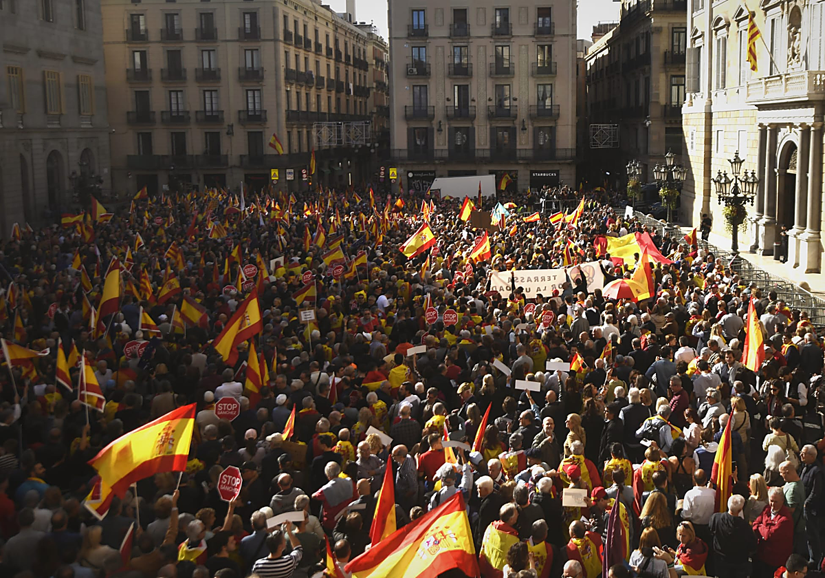 Aspecto de la plaza San Jaime de Barcelona durante la protesta contra la amnistía convocada por Cataluña Suma por España