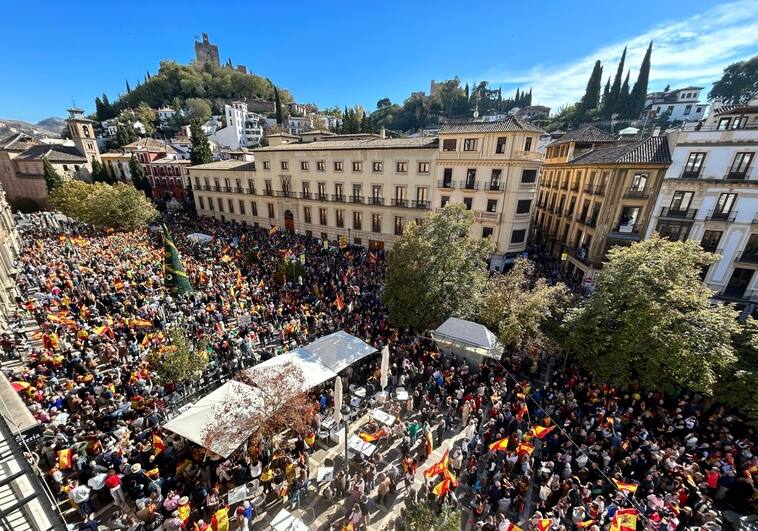 La Plaza Nueva de Granada, abarrotada durante la concentración. Asistentes a las protestas en Granada: 36.000