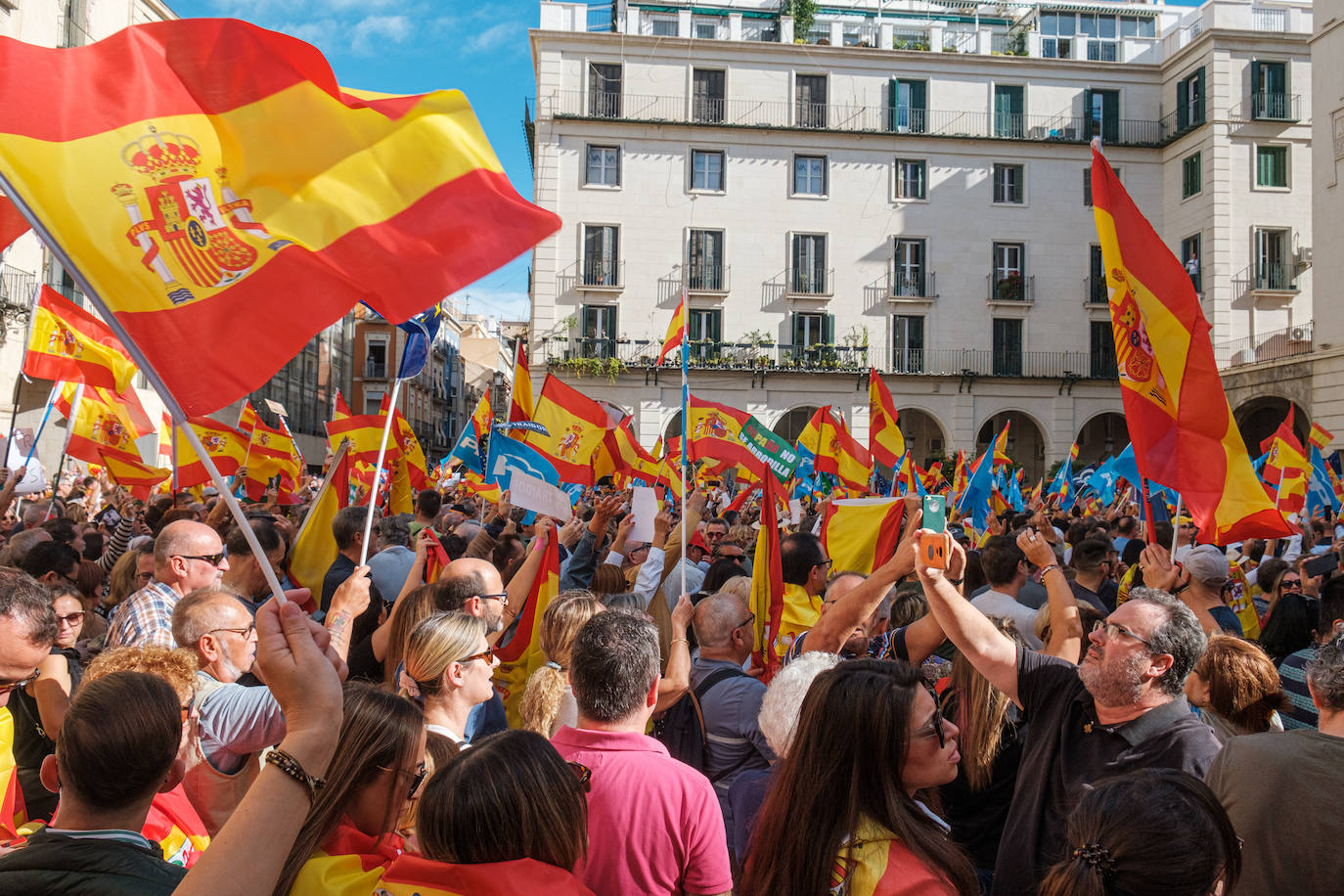 Manifestantes este domingo en la concentración protesta contra la amnistía en la Plaza del Ayuntamiento de Alicante, Comunidad Valenciana. Asistentes a las protestas en Alicante: 20.000