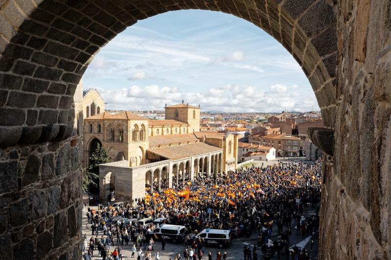 Concentración abulense a favor de la igualdad de todos los españoles en la plaza de San Vicente. Asistentes a las protestas de Ávila: 300