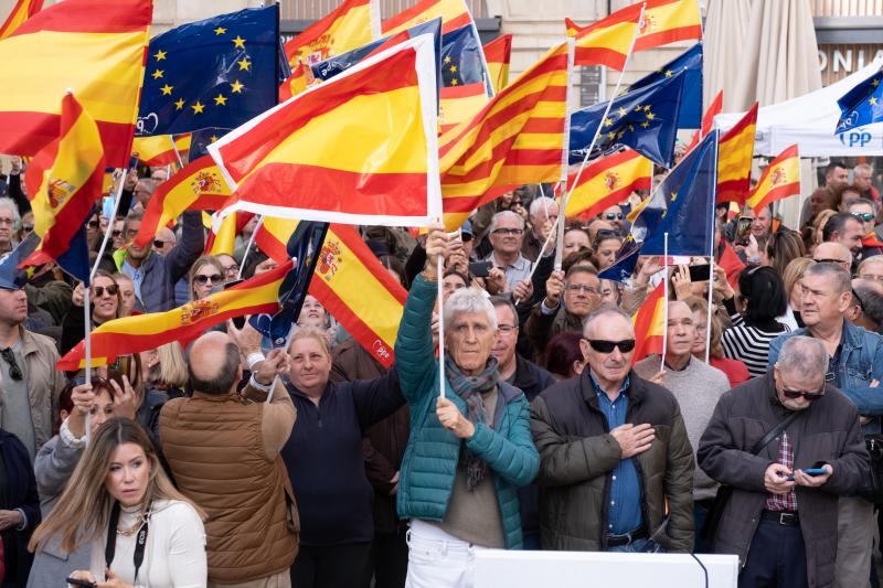 Manifestantes en Lérida con banderas de España, de la UE y de Cataluña. Asistentes a las protestas de Lérida: 300