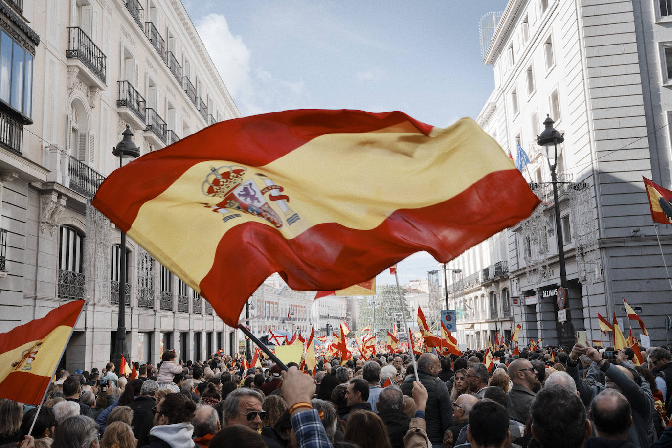 Banderas de España en la marcha hacia la Puerta del Sol contra la amnistía. Más de medio millón de personas en las protestas de Madrid