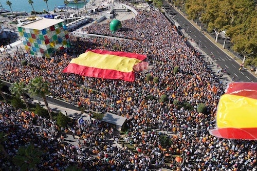 Banderas gigantes en la manifestación malagueña: Asistentes a las protestas de Málaga: 40.000 