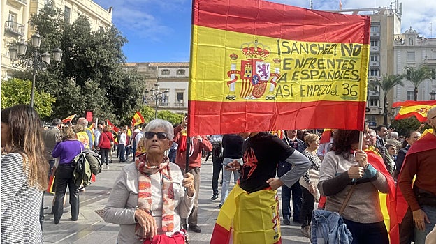 Joaquina, ex militante del PSOE junto a su hija en la protesta contra Sánchez en las Tendillas