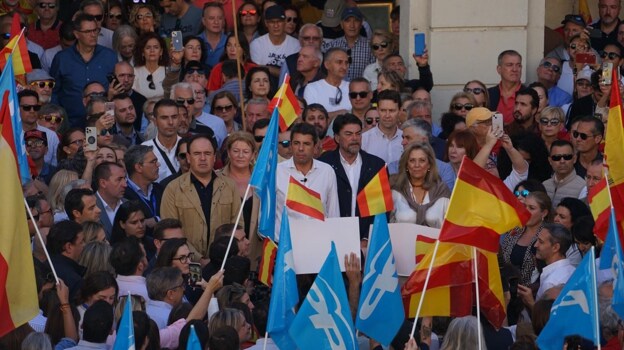 El presidente de la Generalitat Valenciana, Carlos Mazón, durante la protesta en Alicante